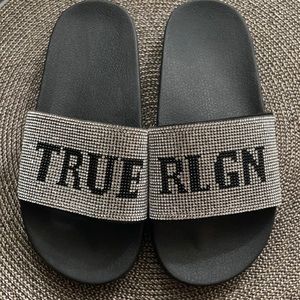 NEW TRUE RELIGION SLIDES SIZE 6 WOMANS